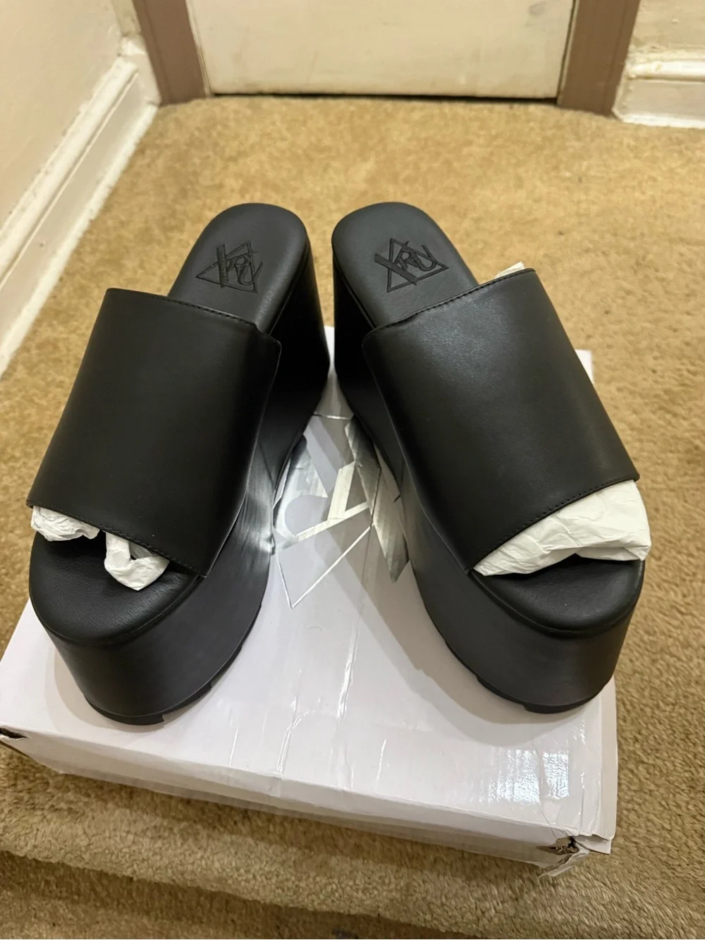 YRU minimal black